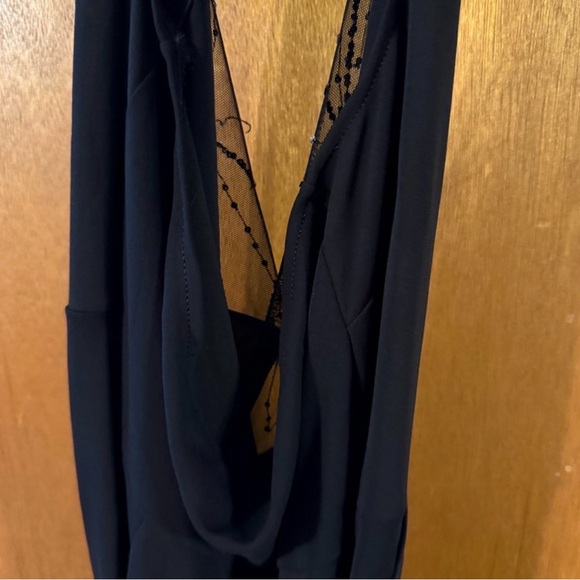 Elegant Black Dress with Sequin Detail - Picture 4 of 4